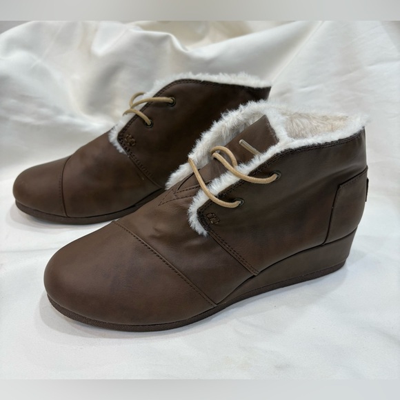 Youth TOMS Brown Desert Wedge Faux Leather Boot Size 5.5 Y - Picture 1 of 9